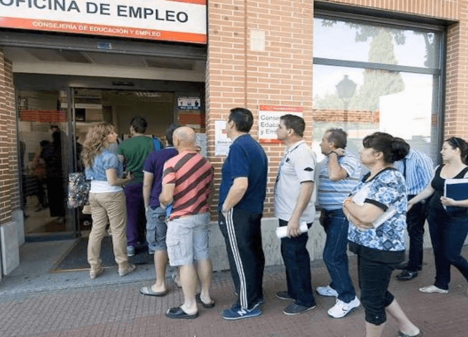 Schlange vor einem spanischen Arbeitsamt des Ministers für Bildung und Beschäftigung. Bei einer Europäischen Arbeitslosenversicherung würden deutsche Steuerzahler den Hauptanteil für spanische Arbeitslose bezahlen. (Ausschnitt: Video Focus online)