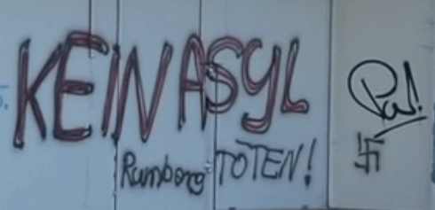 "Kein Asyl, Rumberg töten!" Der Oberbürgermeister der sächsischen Kleinstadt Freital (39.000 Einwohner) wurde per Graffiti am REWE-Markt mit dem Tode bedroht. (Filmausschnitt MDR Sachsenspiegel Kompakt)