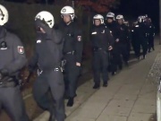 Nach Angaben der Asyl-Helferin muss regelmäßig die Polizei zu ihrer Erstaufnahmestelle anrücken. (Screenshot: Spiegel TV)