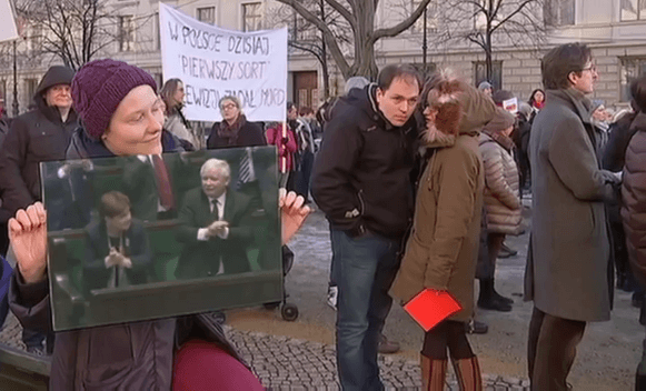 Noch ist Polen nicht verloren. Die ersten Zeilen der polnischen Nationalhymne wurde das Motto der polnischen Community in Berlin, die am Samstag Unter den Linden in Mitte für die Rücknahme des polnischen Mediengesetzes nach ungarischem Vorbild demonstrierten. (Foto: RBB-Aktuell)