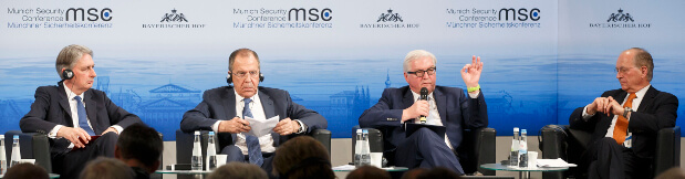 Auf der Münchener Sicherheitskonferenz diskutierten von links nach rechts: EU-Kritiker britischer Außenminister Philip Hammond, der russische Außenminister Sergei Wiktorowitsch, der deutsche Außenminister Frank-Walter Steinmeier und der deutsche Diplomat Wolfgang Ischinger als Moderator (Pressefoto Auswärtiges Amt/Photothek Trutschel)