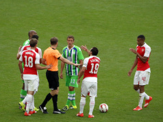 Bei seinem Berlin-Besuch hat VfL-Wolfsburg-Profi Max Kruse (Dritter von rechts) 75.000 Euro in bar verloren. (Foto: flickr/DSanchez17)