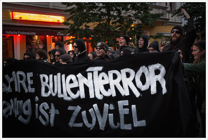 In der Rigaer Straße in Berlin-Friedrichshain kommt es immer häufiger zu Gewalttaten durch Linksextremisten. (Foto: flickr/<a href="https://www.flickr.com/photos/libertinus/19665174642/in/photolist-9eEdTU-9eBpjz-9eEt3E-9eBoCz-9eEe7W-9eEtUA-9eBnt2-9eEtgQ-9eEuaC-9eEeoW-9eEunS-9eEuZu-9eBnGD-vYnzvn-vW4diS-vXKaid" target="_blank">Montecruz Foto</a>)