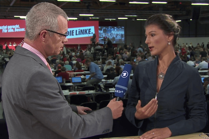 DIE-LINKEN-Fraktionschefin im Bundestag Sahra Wagenknecht gab im Interview mit Reinald Becker vom ARD-Hautpstadtsudio zu, die soziale Frage vernachlässigt zu haben (Foto: ARD)