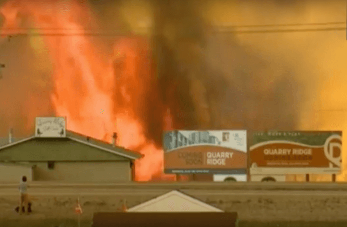 Aus Fort McMurray und den umliegenden Gemeinden mussten alle 90.000 Bewohner fliehen, 1.600 Gebäude wurden zerstört. Eine Rückkehr ist vorerst ungmöglich. Es gibt kaum Strom, gar kein Trinkwasser mehr. (Foto: Youtube)