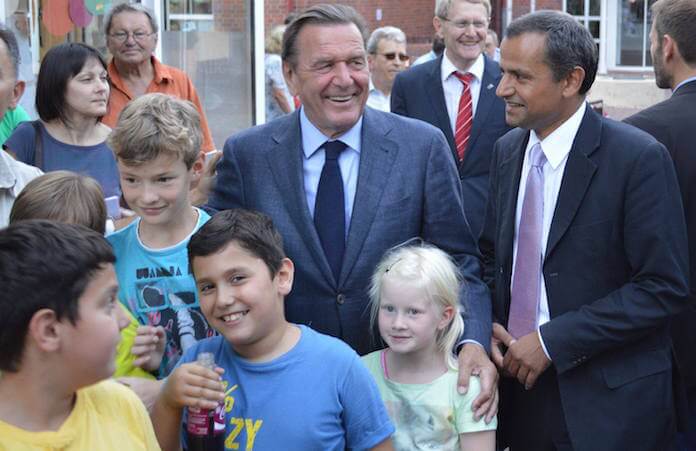 Sebastian Edathy (rechts) neben Altkanzler Gerhard Schröder (SPD), der im September 2013 über Deutschlands Rolle in Europa in Stadthagen vor 430 Zuhörern sprach (Foto: Facebook/Edathy)