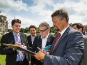 Der SPD-Politiker und Russlandbeauftragte der Bundesregierung Gernot Erler (vorne rechts im Bild) warnt die Nato vor einer Eskalation „bis hin zum Krieg“ mit Russland. (Bild „From left to right: Sascha Raabe, Rolf Mützenich, Christoph Strässer and Gernot Erler“ von „Control Arms“ via flickr.com. Lizenz: Creative Commons)