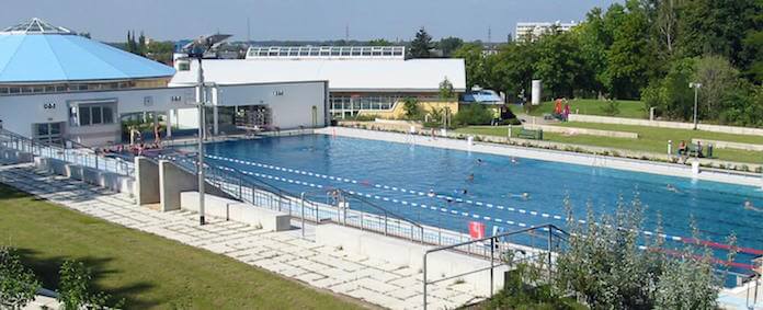 Das Freibad im Marienbad in der Stadt Brandenburg hat 50 Meter lange Bahnen. Hier kam es zur Prügelattacke eines 54jährigen Rückenschwimmers, der mit einer 6jährigen Brustschwimmerin zusammenstieß - der Schwimmmeister weigerte sich zunächst zu helfen (Foto: Marienbad Brandenburg)