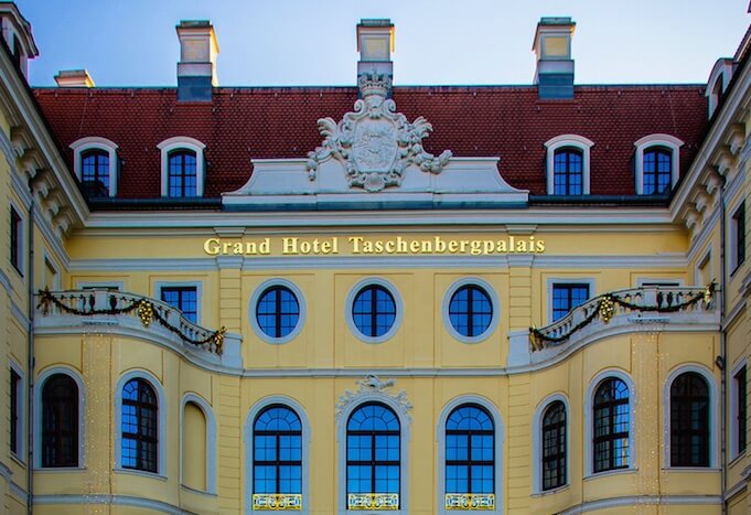 Rund um das Taschenbergpalais, in dem die 64. Bilderberg-Konferenz stattfindet, wurde eine Sperrzone eingerichtet und ein Demonstrationsverbot verhängt. (Foto: <a href="https://www.flickr.com/photos/poly-image/13740382054/in/photolist-5v7Smx-mWc3SS-fDBPGj-zkeuzf-7tUjxg-qRHmVq-7uvJaT-7uvHer-88VVgb-cZTKwh-7uzzTS-7uzAm7-qsEpGu-wdDop1" target="_blank">Polybert49</a>)