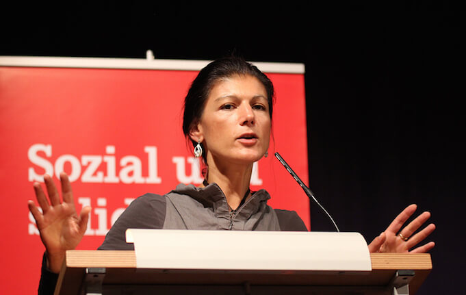 Die Fraktionschefin der Linken Sahra Wagenknecht fordert nach dem Brexit-Votum der Briten mehr Volksabstimmungen in Europa. (Bild „<a href="https://www.flickr.com/photos/dielinke_nrw/9792358474/in/photolist-fVjp1N-fLCP4n-fZX9P3-nESCBy-fLDonD-fVjwrS-fZYR6e-fVjhuH-7XpAGC-fLVbVh-fLVAp7-fZYQha-fLVftQ-fLDTfX-fZX7ZS-bBPR1r-bBPRHR-nGASni-fVjmEr-nozipG-fLDqVD-fLV9co-fVjmfP-nGTKDZ-fZXgxp-fVjvRy-fLW6Cd-nGGt1C-fVjoE7-fVjr5Y-fLDNpa-bBPRp8-fVjoUL-fZXc5W-boV5jC-fLCKue-nGAT7z-fLVFjY-fZXoSq-h7NPhe-fLCuwx-fVjrBE-boUWsm-nJFdiH-nqpu82-fLVQ9o-ejvpq1-fVjHZ8-bBPRcH-fLVCPA" target="_blank">sahra wagenknecht, Bielefeld 2013_18</a>“ von „DIE LINKE Nordrhein-Westfalen“ via flickr.com. Lizenz: <a href="https://creativecommons.org/licenses/by-sa/2.0/" target="_blank">Creative Commons 2.0</a>)