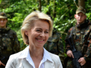 Die Bundeswehr soll künftig eine führende Rolle bei Auslandseinsätzen einnehmen. Dafür soll das Verteidigungsministerium von Ministerin Ursula von der Leyen mehr Geld zu Verfügung haben. (Bild „Ursula von der Leyen spricht mit Bundeswehrsoldaten (Sommerreise)“ von „Dirk Vorderstraße“ via flickr.com. Lizenz: Creative Commons 2.0)