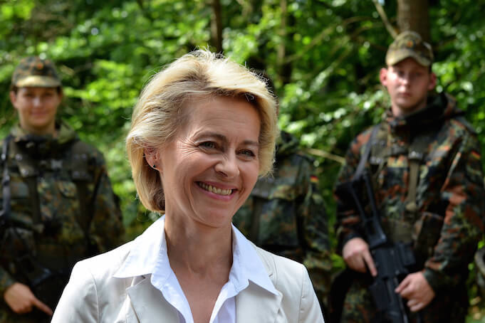 Die Bundeswehr soll künftig eine führende Rolle bei Auslandseinsätzen einnehmen. Dafür soll das Verteidigungsministerium von Ministerin Ursula von der Leyen mehr Geld zu Verfügung haben. (Bild „<a href="https://www.flickr.com/photos/dirkvorderstrasse/14697129583/in/photolist-nspPH8-ooJCzV-o5tPt2-o5tjzF-ooGpHX" target="_blank">Ursula von der Leyen spricht mit Bundeswehrsoldaten (Sommerreise)</a>“ von „<a href="https://www.flickr.com/photos/dirkvorderstrasse/" target="_blank">Dirk Vorderstraße</a>“ via flickr.com. Lizenz: <a href="https://creativecommons.org/licenses/by/2.0/" target="_blank">Creative Commons 2.0</a>)