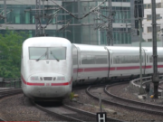 Sein zehn Jahren fahren die Fernzüge mit 50 Km/h ohne Halt durch den Bahnhof Zoo oder fahren neuerdings durch den Nord-Süd-Tunnel weit am Zoo vorbei (Foto: Youtube)