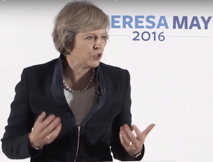 Britanniens Premierministerin Theresa May hat noch 25 Milliarden Euro an offenen Rechnungen in Brüssel und will nach dem Brexit die jährlichen Prämien für ihre 1.730 Ex-EU-Parlamentarier einstellen (Foto: Youtube)