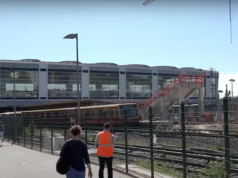 Noch anderthalb Jahre wird der Bahnhof Ostkreuz umgebaut, für insgesamt 400 Millionen Euro. Seit zehn Jahren. Aber es gibt bislang keine Toilette. Ein Regendach und geplante Rolltreppen wurden weggespart. Und vier von acht neuen Aufzügen mussten aus Sicherheitsgründen gleich wieder gesperrt werden (Foto: Youtube/Altglienicke aktuell)