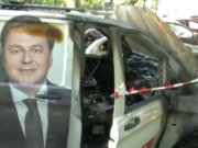 Gestern früh wurde ein SPD-Wahlkampbus mit dem Bild von Bausenator Andreas Geisel in der Rathausstraße in Alt-Lichtenberg abgefackelt, verletzt wurde niemand (Screenshot: rbb Abendschau)