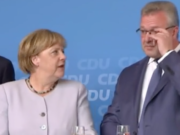 Erstmals gab es gestern auf dem Kranoldplatz in der CDU-Hochburg Lichterfelde-Ost Pfiffe, Buh-Rufe und Merkel-muss-weg-Rufe beim Auftritt von Bundeskanzlerin Angela Merkel und Innensenator Frank Henkel (Screenshot: rbb aktuell)