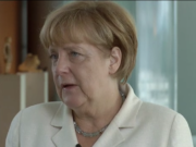 Bundeskanzlerin Angela Merkel (CDU) sagte gestern in ihrem Videopodcast, zu Reisen warum sie Reisen nach Arabien empfiehlt: "Wir wissen, dass es in diesen Ländern zum Teil eine sehr große Arbeitslosigkeit gibt, und deshalb ist der Tourismus natürlich eine Wachstumsbranche und eine Branche, die Menschen auch Zukunftsperspektiven eröffnet. Zum anderen ist es so, dass auch wir mehr über die Zusammenhänge verstehen". (Screenshot: Vidopodcast Bundeskanzlerin)