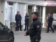 Nach dem Geiseldrama sicherten gestern Polizisten den Frisörsalon Super 10 Hair Company in der Dürener Innenstadt (Foto: youtube/WDR Aktuelle Stunde)