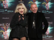 Die gefeierte Disco-Ikone und frühere Salvador-Dali-Muse Amanda Lear (Follow me, Queen of Chinatown) gab sich die Ehre und posierte zur Weltpremiere der Gaultier-Gala am 7. Oktober 2016 mit Jean Paul Gaultier auf dem grünen Teppich im Berliner Friedrichstadtpalast. Lear: "It's like a dream come true" - Es ist so, als wäre ein Traum wahr geworden (Foto: Friedrichs