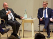 Dr. Gregor Gysi (68,links, DIE LINKE) redete auf einer Diskussionsveranstaltung mit Geschichts- und Philosophie-Student Eric Hattke vom Atticus e.V. am 2. Oktober 2016 im vollbesetzten Kulturrathaus in Dresden über die AfD Tacheles (Foto: Facebook/Atticus e.V.)