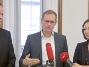 Sie wollen die neue Koalition schmieden: Linke-Chef Klaus Lederer, SPD-Chef Michael Müller und Grünen-Fraktionschefin Ramona Pop (Screenshot: rbb aktuell)