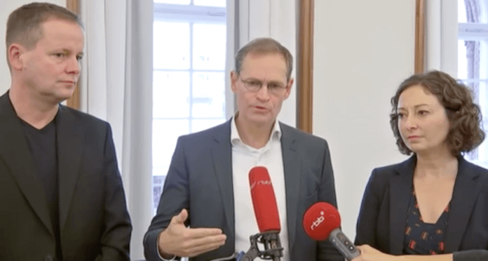 Sie wollen die neue Koalition schmieden: Linke-Chef Klaus Lederer, SPD-Chef Michael Müller und Grünen-Fraktionschefin Ramona Pop (Screenshot: rbb aktuell)