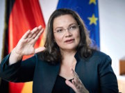 Wer falsche Angaben macht, wird mit bis zu 5.000 Euro Bußgeld belegt. Bundesarbeitsministerin Andrea Nahles (SPD) hat den Bußgeldkatalog für Hartz-IV-Empfänger rückwirkend ab 1. August 2016 verschärft (Foto: Facebook/Nahles)