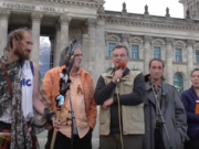 Reichsbürger-Demo am 3. Oktober 2016 vor dem Reichstag in Berlin. "Der II. Weltkrieg ist nicht beendet. 1945 wurden keine Friedensverträge geschlossen." (Foto: youtube/staatenlos.info)