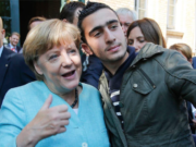 Die Security sagte nein, Bundeskanzlerin Angela Merkel (CDU) erlaubte dennoch beim Besuch einer Erstaufnahmeeinrichtung für Flüchtlinge der Arbeiterwohlfahrt in Berlin-Spandau am 10. September 2015 Selfies von sich mit jungen Syrern wie hier mit Anas Modamani (19). „Merkel sehr gut“, sagte auch der 23-jährige Flüchtling Hammd der Berliner Zeitung. Die ehrenamtliche Helferin Julia Grewe dagegen klagte gegenüber der Kanzlerin: „Wir können das nicht mehr sehr lange machen, irgendwann müssen wir auch wieder in unseren Berufen arbeiten“. Und: Weil es an Unterkünften mangelt bekommt ein Teil der Flüchtlinge Gutscheine für Übernachtungen. Doch immer mehr Betreiber von Hostels und Herbergen, schüttelten nur noch den Kopf, berichtete Julia Grewe, nicht weil sie etwas gegen Flüchtlinge hätten. Das Lageso, das Berliner Landesamt für Gesundheit und Soziales, sei ein äußerst säumiger Zahler. Manche Betreiber von Unterkünften hätten Außenstände von etlichen Tausend Euro (Foto: Facebook/Anas Modamani)