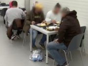 Gestern kamen die ersten elf von 995 Flüchtlingen aus Berlin in Wünsdorf an, Berlin zahlt bis zu 34.000 Euro täglich an Brandenburg (Screenshot: BRANDENBRG AKTUELL)