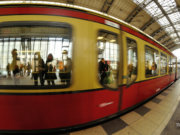 Mehr Sicherheit in der Berliner S-Bahn: viele Hunde, teure Strafen (Foto: Yann Gar)