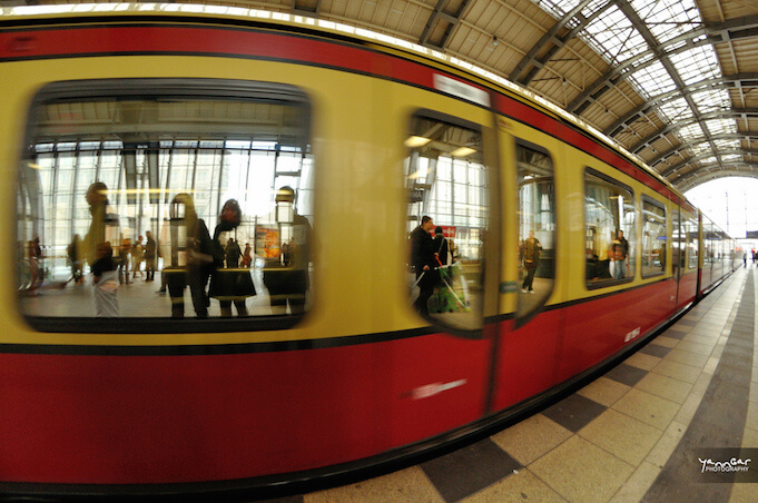 Mehr Sicherheit in der Berliner S-Bahn: viele Hunde, teure Strafen (Foto: Yann Gar)