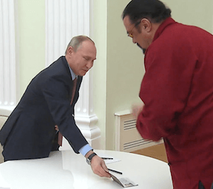 Putin Steven Seagal Passübergabe