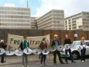 Am BND-Neubau an der Chausseestraße hatte es auch Proteste gegeben. (Screenshot: YouTube)