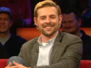 Klaas Heufer-Umlauf (33) ist ein deutscher Moderator, Schauspieler, Sänger und Fernsehproduzent, hauptsächlich bekannt als Teil des Duos Joko und Klaas.