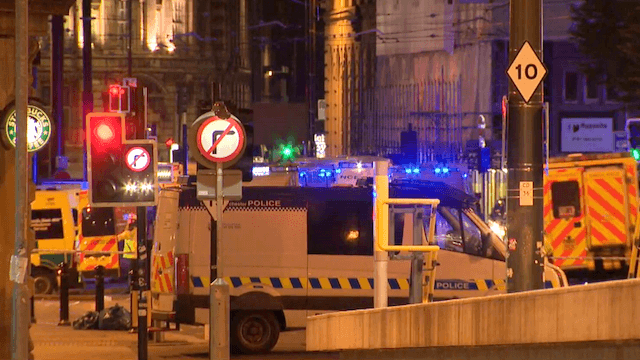 Die Polizei meldet mindestens 19 Tote bei einem mutmaßlichen Terroranschlag in Manchester. (Screenshot: YouTube)