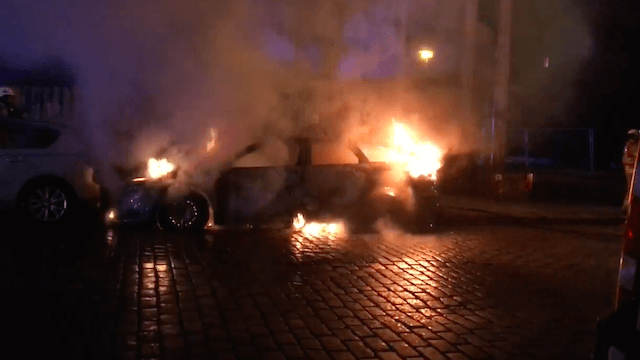 Wieder brannten in der Revalerstraße in Berlin-Friedrichshain Autos. (Screenshot: YouTube)