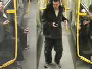 Dieser Unbekannte schlug Fahrgästen in der U-Bahn mit der Faust ins Gesicht. (Fotos: Polizei Berlin)