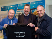 Oliver Wolf (links) überreicht ein T-Shirt an den neuen Schirmherrn Reinhard Grindel (mitte). Der ehemalige Schirmerr Thomas Wolter (rechts) ist auch mit dabei. (Foto: hup)