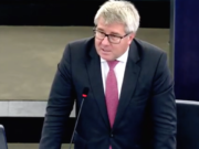 Der polnische EU-Abgeordnete Ryszard Czarnecki warnt vor muslimischer Zuwanderung. (Screenshot: YouTube)