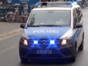 Auf dem Wegen zur Gefangenensammelstelle spuckte der 15-jährige polizeibekannte Intensivtäter immer wieder in den Streifenwagen. (Screenshot: YouTube)