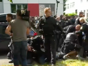 Die Zahl der Abschiebungen geht zurück. Immer wieder wie hier in Nürnberg leisten Bürger auch Widerstand dagegen. (Screenshot: YouTube)