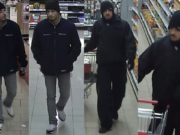 Diese zwei Räuber mit Pistole überfielen einen Supermarkt im Wildhüterweg. (Bilder: Polizei Berlin)