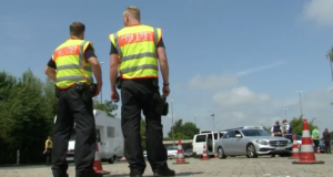 Die Bundespolizei dokumentiert die Erfolge der Grenzkontrollen zum G20-Gipfel. Doch Bundesinnenminister Thomas de Maizière will den Bericht unter Verschluss halten. (Screenshot: YouTube)