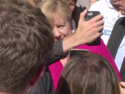 Manche Menschen durften beim Tag der offenen Tür im Kanzleramt mit Merkel einen Selfie machen. (Screenshot: YouTube)