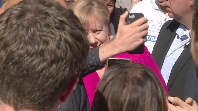 Manche Menschen durften beim Tag der offenen Tür im Kanzleramt mit Merkel einen Selfie machen. (Screenshot: YouTube)