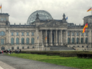 Zwei Touristen aus China mussten vor dem Reichstag erfahren, dass der Hitlergruß in Deutschland kein Spaß ist.