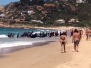 Illegale Migranten stürmen einen Badestrand in Südspanien. (Screenshot: YouTube)