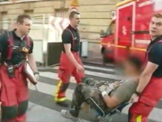 Sanitäter im Pariser Vorort Levallois-Perret versorgen einen verletzten Soldaten. (Screenshot: YouTube)